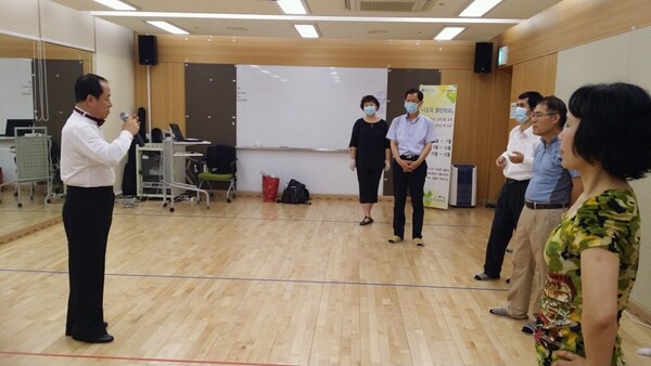 나이가 들수록 댄스가 건강에 도움이 된다. 뻣뻣하게 굳어진 육신에 갇혔던 동작을 해방시키고 잠자던 근육과 관절을 자극하여 새로움 폼과 동작을 만들어낸다. /사진=강신영