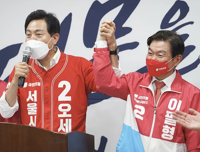 청량리 필승캠프에서 오세훈 서울시장 후보와 이필형 동대문구청장 후보가 필승을 다짐하고 있다./이필형 국민의힘 동대문구청장 후보 측 제공