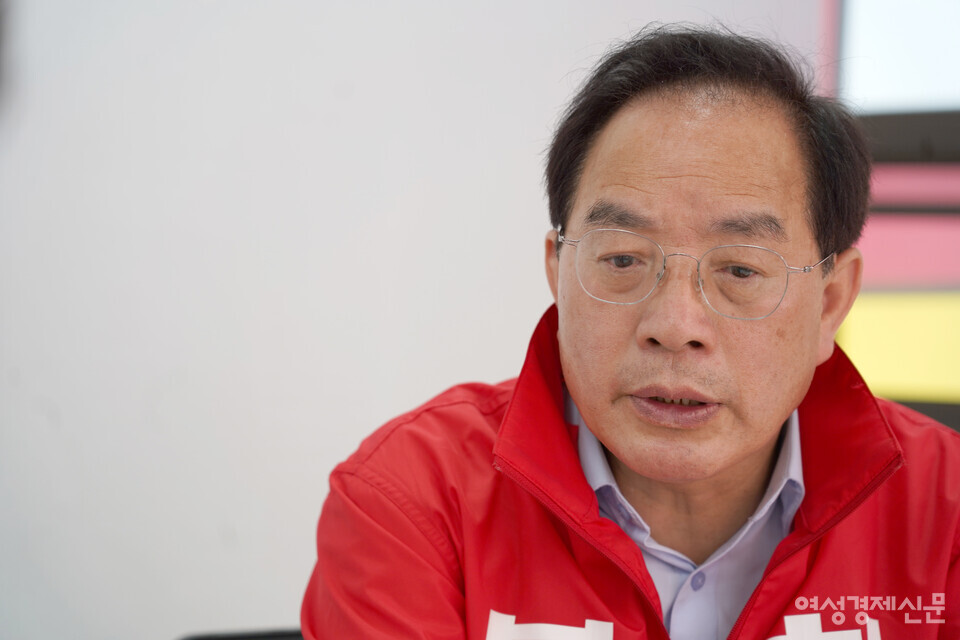 하윤수 부산시 교육감 후보가 11일 부산진구 부전역 인근 선거사무실에서 여성경제신문과 인터뷰를 하고 있다./장세곤 기자