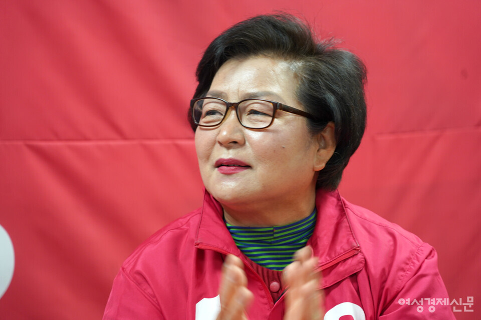 천기옥 국민의힘 울산 동구청장 후보가 11일 동구 전하동 인근 선거사무실에서 여성경제신문과 인터뷰를 하고 있다./장세곤 기자