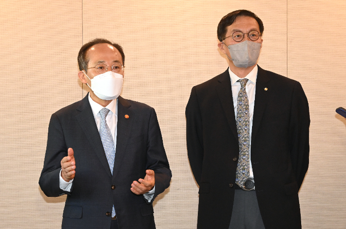 추경호 경제부총리 겸 기획재정부 장관(왼쪽)과 이창용 한국은행 총재가 16일 오전 서울 중구 프레스센터에서 열린 조찬간담회에서 기자들의 질의를 받고 있다. /연합뉴스