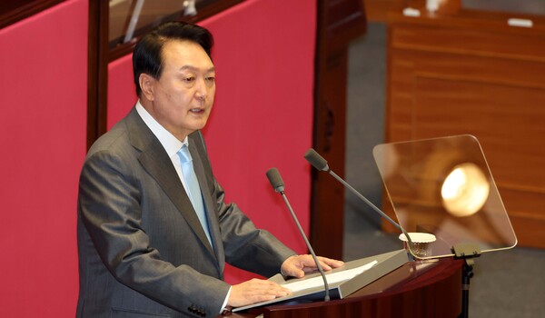 윤석열 대통령이 16일 서울 여의도 국회에서 열린 본회의에서 코로나19 손실보상을 위한 추가경정예산(추경)안에 대한 시정연설을 하고 있다. /연합뉴스