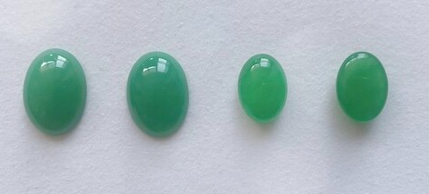 사진 왼쪽은 크리소프레이즈, 오른쪽은 염색한 쿼차이트다. 비취와는 전혀 다른 종류의 보석이다. /민은미