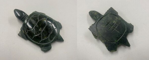 연옥 중에서 짙은 녹색을 대만 비취라고 부르는데 일명 ‘쑥비취’라고도 한다. 사진은 짙은 녹색의 연옥으로 만든 거북이 장식품. 장식품 왼쪽과 오른쪽의 상태로 '쑥비취'의 색감을 알 수 있다. /사진=민은미