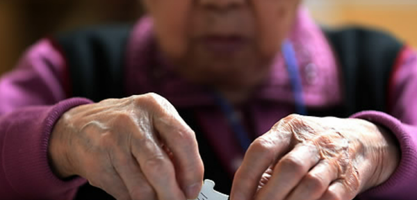 요양원에서 치매 예방 교육을 받는 치매 환자 모습. /연합뉴스