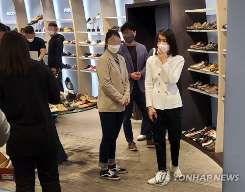 김건희 여사가 14일 서울 서초구 반포 한 백화점에서 윤석열 대통령의 신발 구매에 함께 하고 있다. 윤 대통령은 취임 후 첫 주말인 이날 서울 종로구 광장시장을 방문한 뒤 자택 인근 백화점을 찾아 구두 한켤레를 구매했다. /독자 제공=연합뉴스