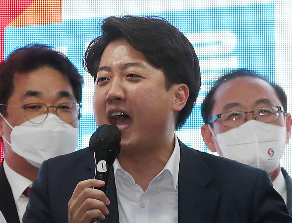 이준석 국민의힘 대표가 16일 오후 인천시 계양구 계산역 입구에서 6·1 지방선거와 계양을 보궐선거에 출마한 국민의힘 후보들을 지지해달라고 호소하고 있다. /연합뉴스