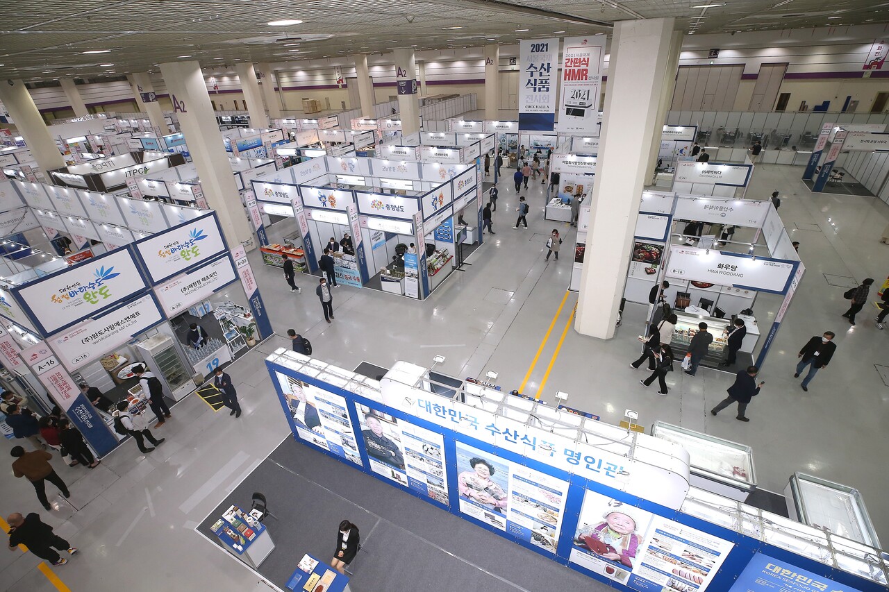 현장 관람객은 10시부터 전시장을 둘러볼 수 있다. 가정간편식(HMR)을 포함해 △수산기자재 △콜드체인(냉동 장비) △정책 홍보 등 부스가 운영된다. /비투엑스포