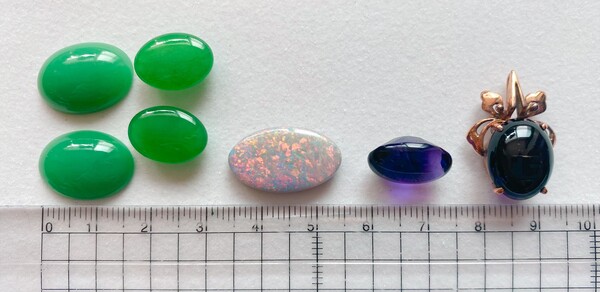 30년 넘게 장롱 서랍에 간직했던 패물들. 대만에서 사온 비취(좌). 호주에서 사온 오팔 1개(가운데). 감정 결과, 자수정 2개(우)도 크기가 작아 가치가 높지 않았다. /민은미