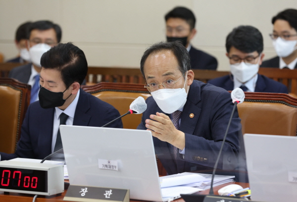 추경호 경제부총리 겸 기획재정부 장관은 17일 서울 여의도 국회 기획재정위원회 전체회의에 참석해 “코로나19가 다시 엄청나게 창궐하거나 대외로부터 엄청난 경제 쇼크를 받아 대량 실업이 발생하지 않는 이상 올해 추경을 더 할 생각이 없다”고 밝혔다. /연합뉴스