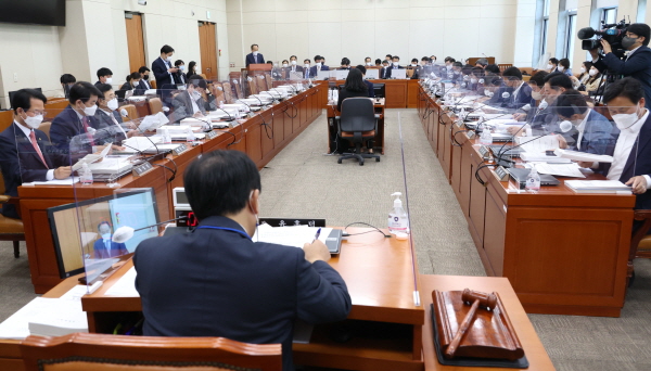 민주당에선 기재부의 세수 추계에 오류가 있었다는 지적이 나왔다. /연합뉴스