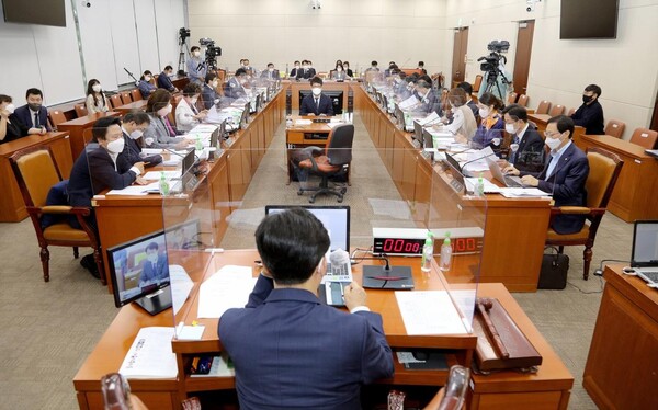 17일 국회 보건복지위원회 전체회의 모습. /보건복지위원회