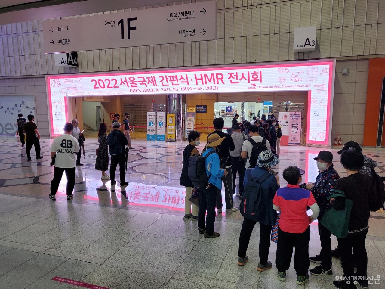 2022 서울국제간편식HMR 전시회 개막 첫날인 18일 전시회장에 구름 인파가 몰렸다. /이호준 기자