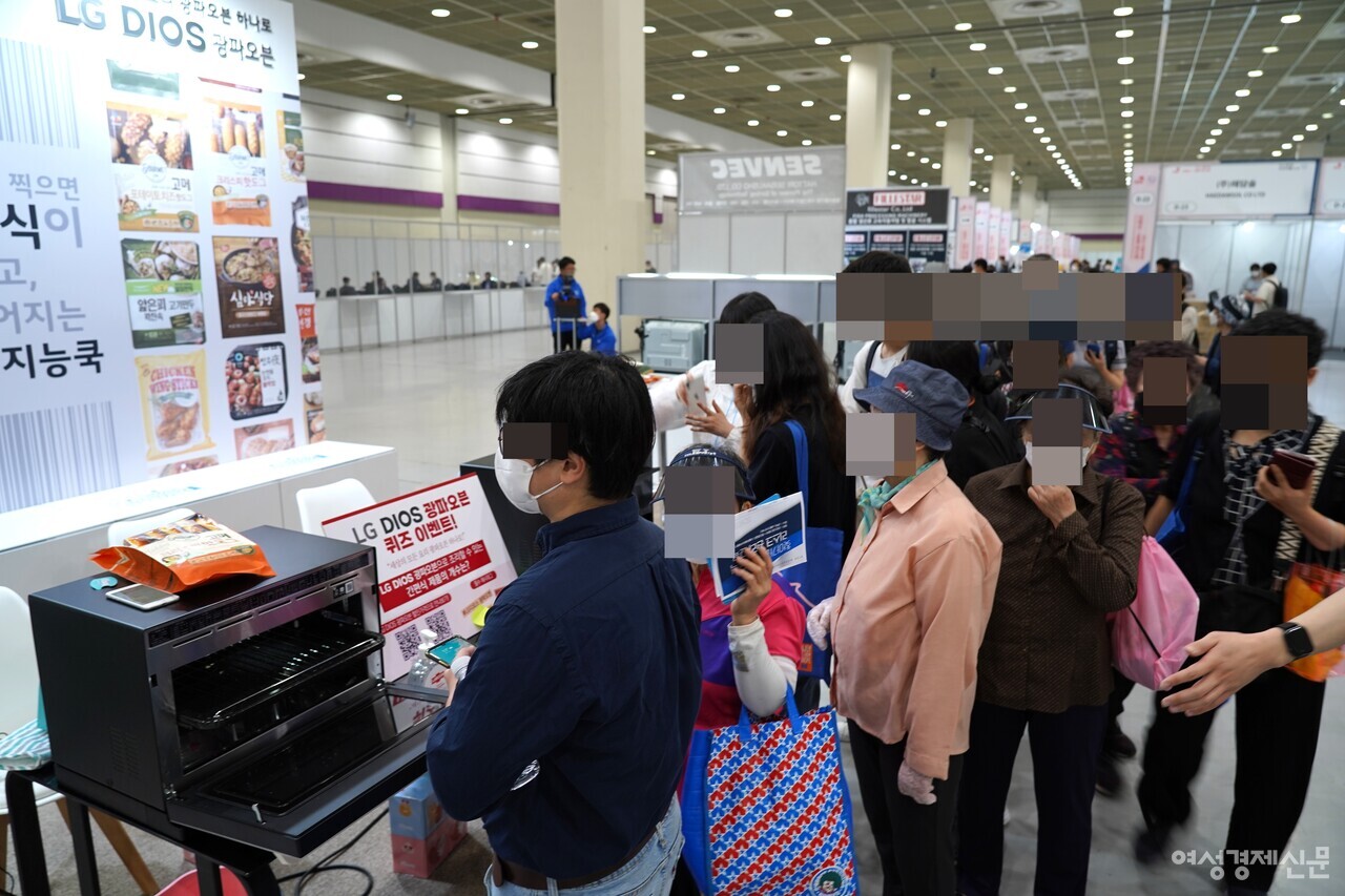 엘지 디오스 (LG DIOS) 광파오븐 시연회 부스엔 이벤트 참가 인원이 몰려 한때 현장이 마비되는 해프닝도 벌어졌다. /장세곤 기자
