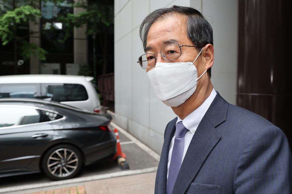 한덕수 국무총리 후보자가 국회 본회의 임명동의안 표결을 하루 앞둔 19일 서울 종로구 한국생산성본부 건물에 마련된 국회 인사청문회 준비단 사무실을 나서고 있다. /연합뉴스