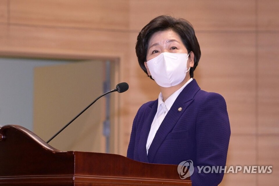 무소속 양향자 의원이 4월 1일 오전 서울 여의도 국회 의원회관 대회의실에서 열린 K-디아스포라 범세계 추진연대 포럼에서 개회사를 하기에 앞서 관련 영상을 보고 있다. /국회사진기자단=연합뉴스