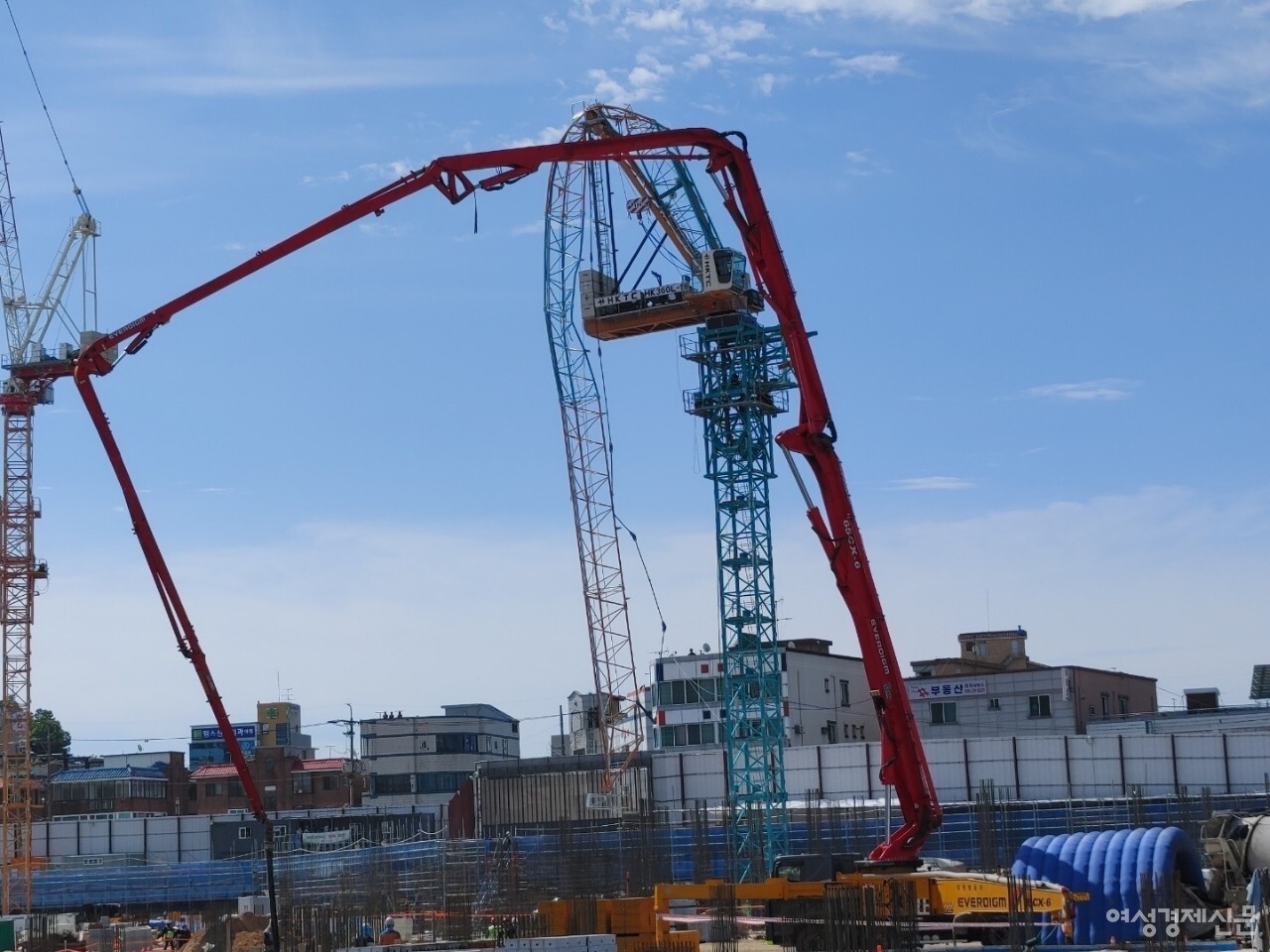 2022년 5월 10일 오전 10시 경 청주시 복대동 소재 ‘더 샵 청주센트럴 아파트’ 현장에서 타워크레인의 붐이 뒤로 넘어가는 사고가 발생했다. /독자 제공
