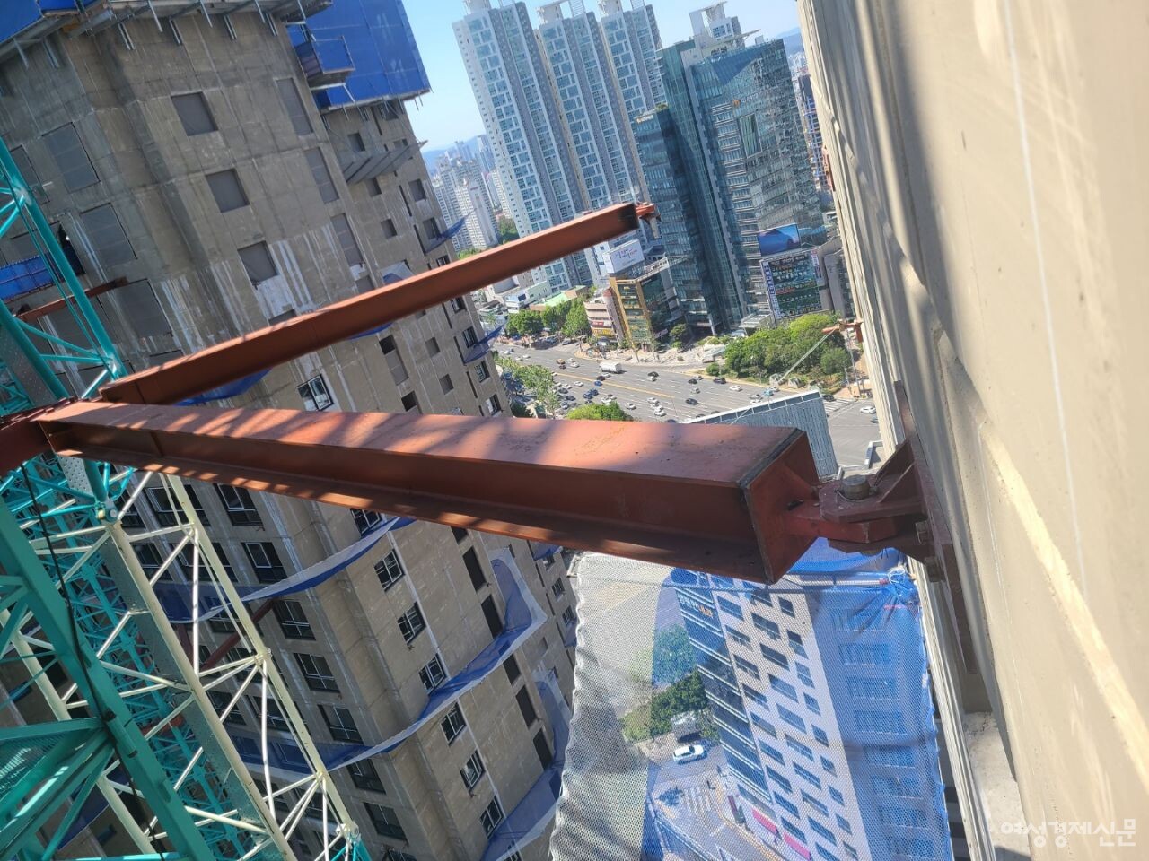 대구 현장에선 붐대가 무너진 후 잇따른 충격으로 아파트 벽체에서 타워크레인이 분리됐다. /독자 제공