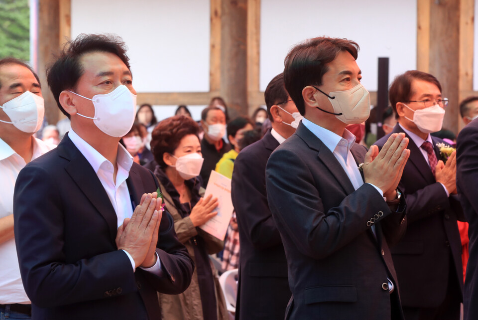 부처님오신날인 8일 이광재 더불어민주당 강원지사 후보(왼쪽)와 김진태 국민의힘 강원지사 후보가 대한불교 조계종 제3교구 본사 설악산 신흥사에서 열린 법요식에 나란히 참석해 있다. /연합뉴스