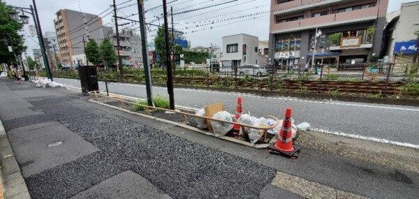이른 아침 출발. 가연 쓰레기 수집날이었다. 쓰레기가 신선해 보인 건 분명 여행에 대한 기대 때문일 거다. /사진=양은심