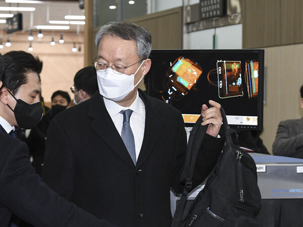 월성 1호기 원전 조기 폐쇄를 위해 경제성 평가를 조작한 혐의를 받는 백운규 전 산업통상자원부 장관이 2021년 2월 대전 서구 대전지방법원에 출석하고 있다. /연합뉴스