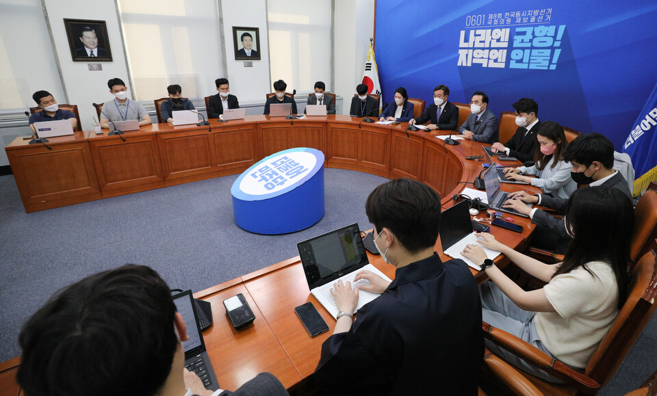 더불어민주당 윤호중 공동비대위원장과 박홍근 원내대표가 20일 오후 국회에서 기자회견을 열고 한덕수 국무총리 후보 인준 관련 입장을 밝히고 있다. /연합뉴스