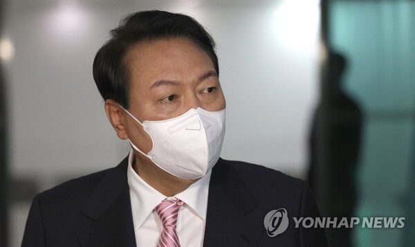  윤석열 대통령이 23일 오전 용산 대통령실 청사로 출근하며 취재진의 질문에 답하고 있다. /연합뉴스