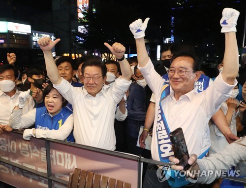 이재명 더불어민주당 총괄선대위원장이 22일 오후 울산시 남구 삼산동 거리에서 송철호 울산시장 후보 등 6·1 지방선거에 나서는 울산지역 후보들과 함께 지지를 호소하고 있다. /연합뉴스