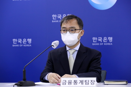 24일 한국은행 금융통계팀이 발표한 1분기 가계신용(잠정) 잔액은 1859조4000억원으로 전분기말 대비 6000억원 감소한 것으로 나타났다. 2013년 1분기 이후 9년 만에 첫 감소세로 9000억원 하락한 수치다. 사진은 송재창 한국은행 금융통계팀장. /한국은행