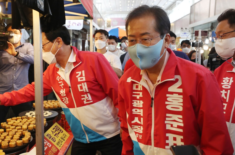 6·1 지방선거 공식 선거운동 첫날인 19일 국민의힘 홍준표 대구시장 후보가 대구 수성구 신매시장을 찾아 시민들에게 지지를 호소하고 있다. /연합뉴스