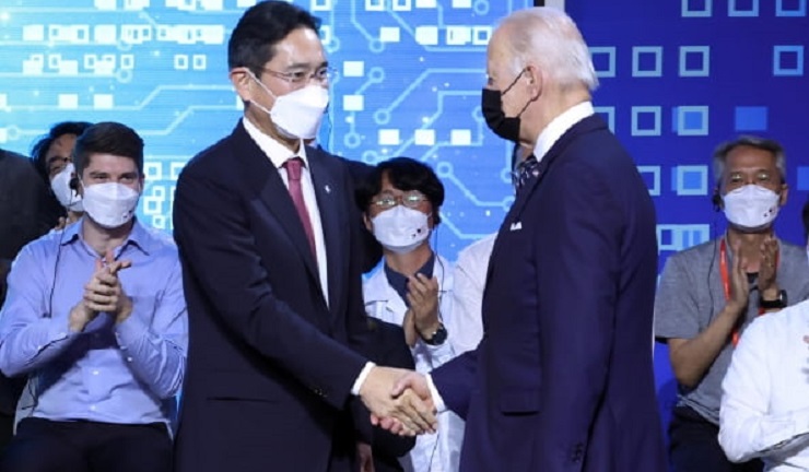 이재용 삼성전자 부회장이 지난 20일 평택 반도체 공장을 방문한 바이든 대통령과 악수를 나누고 있다. /연합뉴스