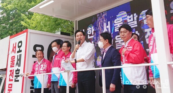 오세훈 국민의힘 서울시장 후보가 여의도 미원빌딩 앞 사거리에서 유세하고 있다. /이상무 기자