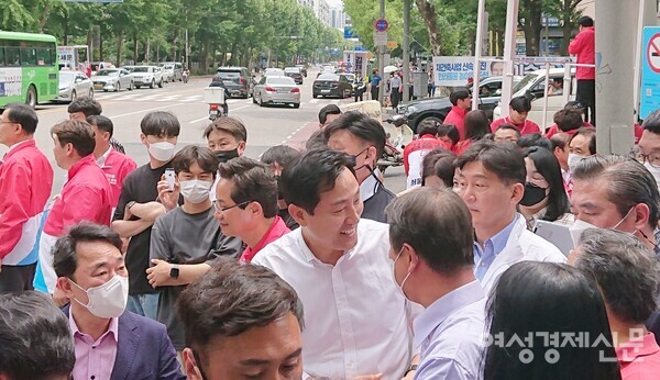 오세훈 국민의힘 서울시장 후보가 여의도 유세에서 시민을 만나고 있다. /이상무 기자
