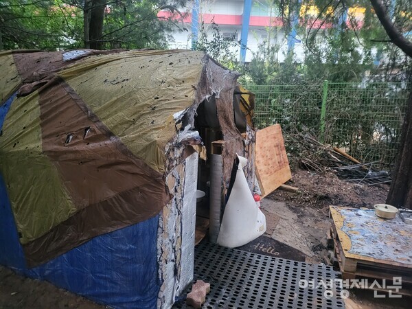 25일 오후, 용산구 용산역 인근 텐트촌에서 화재가 발생했다. 불이 난 텐트 옆에 위치한 텐트의 모습. 입구가 화재에 그을렸다. / 김현우 기자
