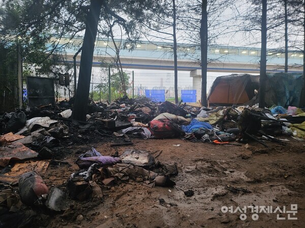 화재로 탄 텐트촌 현장. /김현우 기자