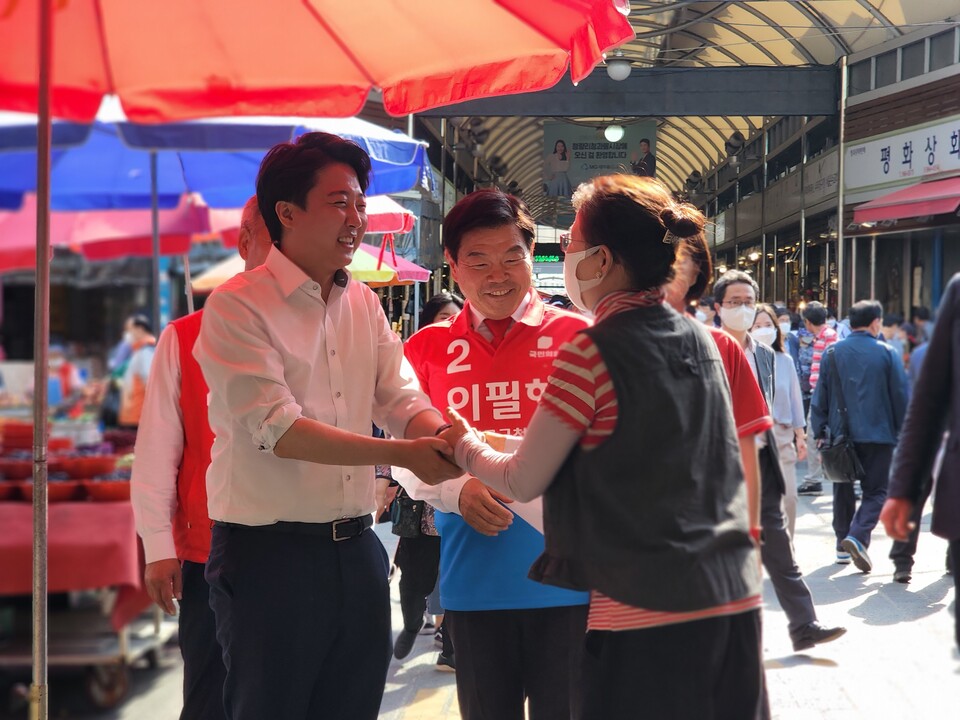 이준석 국민의힘 대표와 이필형 국민의힘 동대문구청장 후보가 지난 24일 경동시장에서 유세를 펼치고 있다./이필형 국민의힘 동대문구청장 후보 측 제공