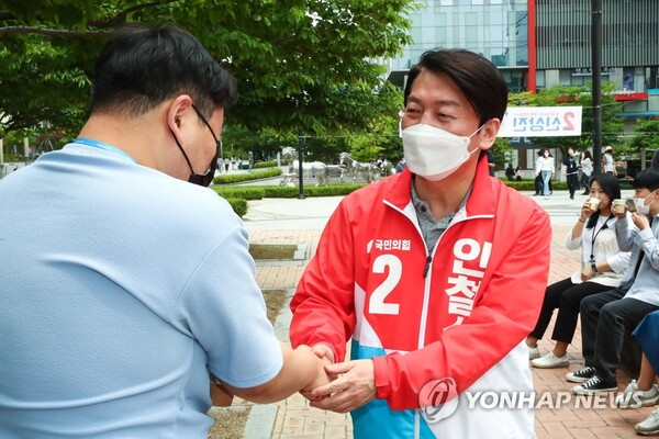 시민들과 인사하는 안철수 분당갑 후보. /연합뉴스