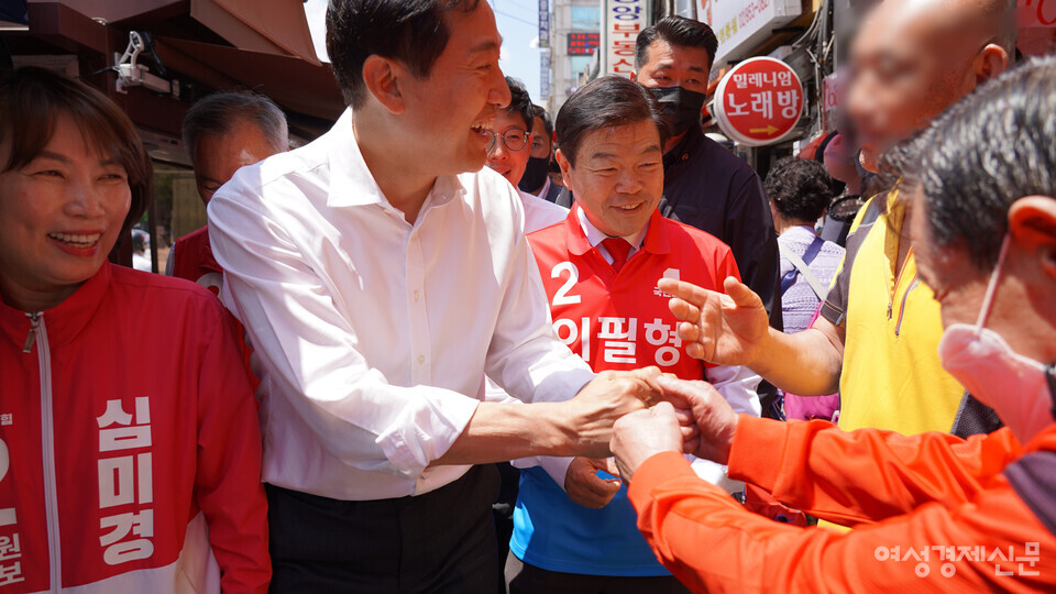 27일 오세훈 서울시장 후보와 이필형 동대문구청장 후보가 경동시장을 찾아 시민들에게 인사를 하고 있다./최수빈 기자