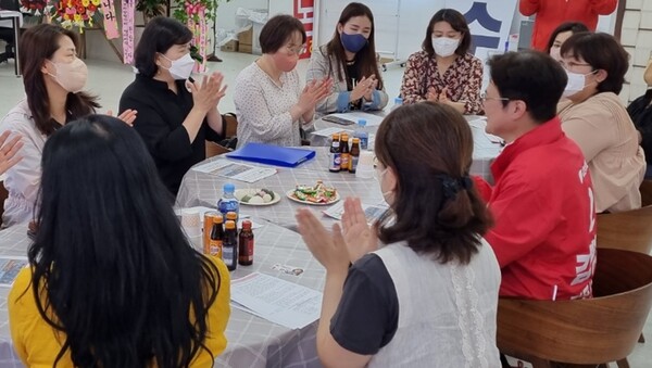 김병수 국민의힘 김포시장 후보와 김포시어린이집연합회 관계자들이 25일 사우동 인근 김병수 후보 캠프에서 간담회를 가진 모습이다. /김병수 국민의힘 김포시장 후보 캠프