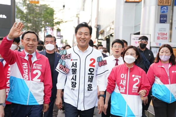 오세훈 국민의힘 서울시장 후보가 강남구에서 유세 중이다. /오세훈 캠프