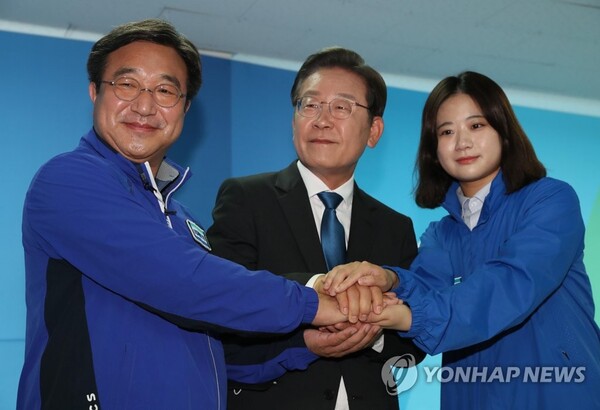 더불어민주당 이재명 인천계양을 국회의원 후보 겸 총괄선대위원장과 윤호중(왼쪽)·박지현 공동상임선대위원장이 30일 인천 계양구 이재명 후보 캠프 사무실에서 합동 기자회견을 마친 뒤 손을 맞잡은 채 포즈를 취하고 있다. /국회사진기자단=연합뉴스