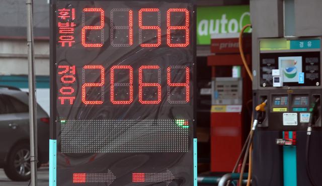 국제유가 급등으로 휘발유와 경유 가격이 2000원대를 넘어섰다. /연합뉴스