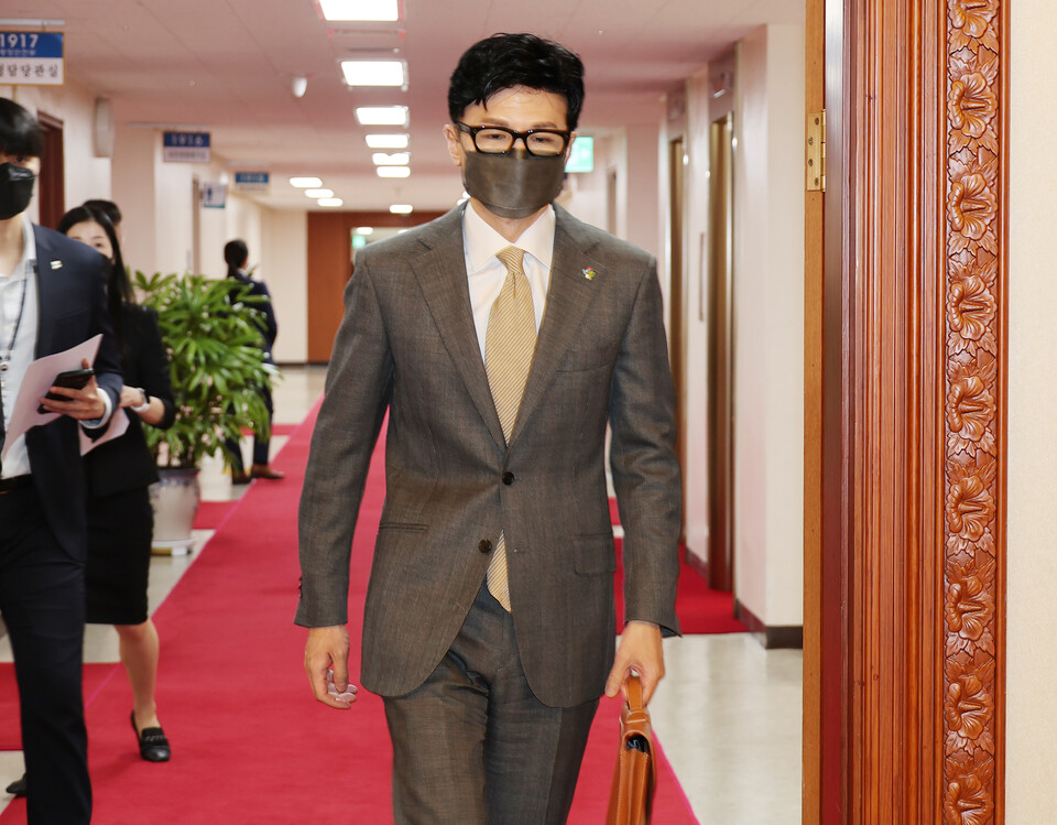 한동훈 법무부 장관이 31일 정부서울청사에서 세종청사와 영상으로 연결해 열린 국무회의 화상회의에 참석하기 위해 정부서울청사 회의실에 참석하고 있다./연합뉴스