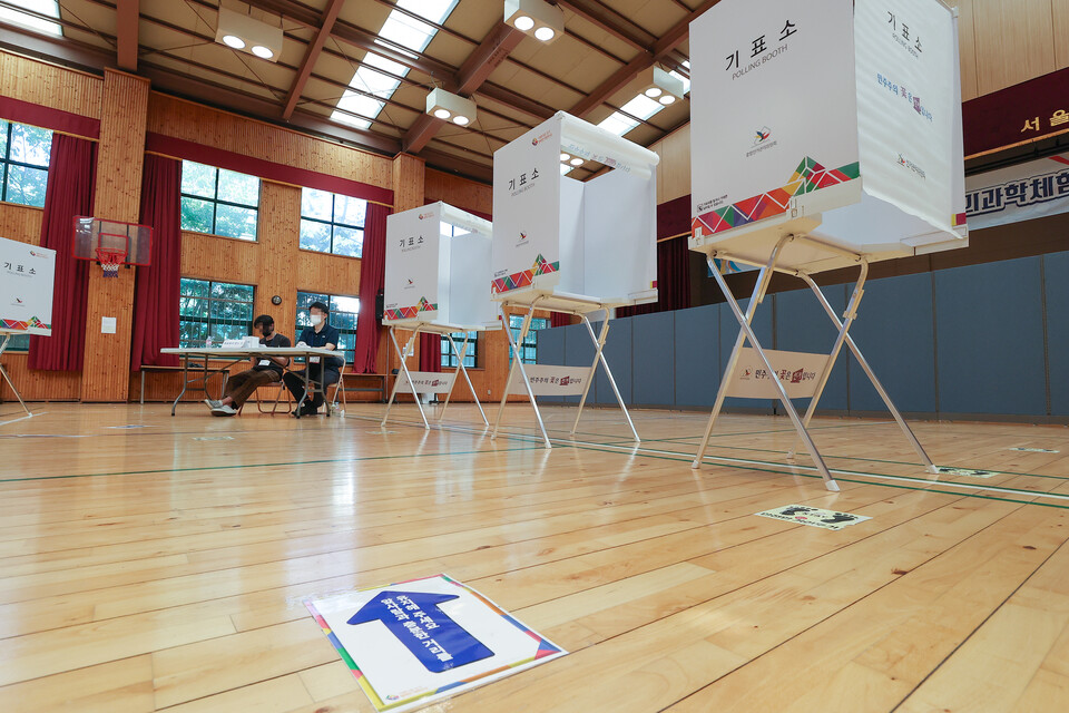 제8회 전국동시지방선거일인 1일 오후 서울 종로구 세검정초등학교에 마련된 부암동 제2투표소가 한산한 모습을 보이고 있다. /연합뉴스