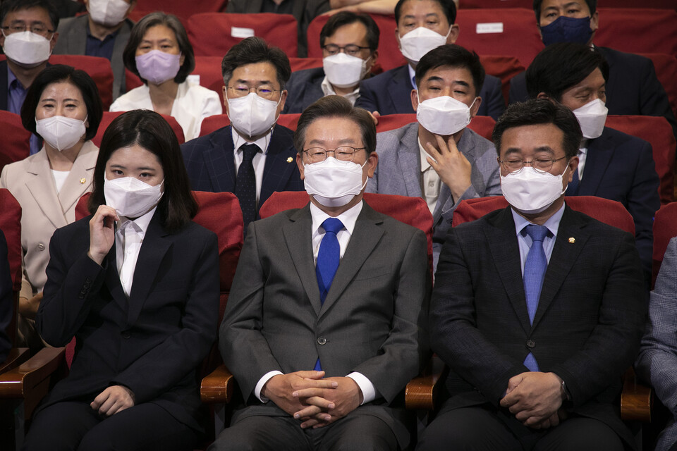 더불어민주당 이재명 총괄선대위원장, 윤호중 박지현 공동비상대책위원장, 박홍근 원내대표와 의원들이 1일 서울 여의도 국회의원회관에 마련된 민주당 개표상황실에서 전국지방선거와 보궐선거 출구조사 결과 발표 방송을 침통한 표정으로 지켜보고 있다. /연합뉴스