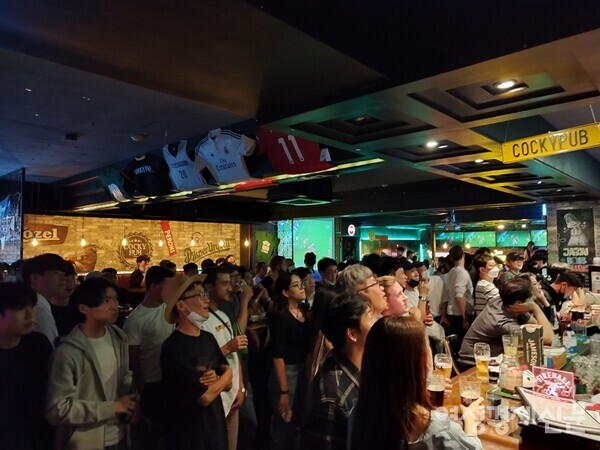 2일 서울 마포구 홍대입구 근처에 위치한 축구 펍. 대한민국 대 브라질 간의 친선경기를 보러 온 시민들로 가득하다. /김현우 기자