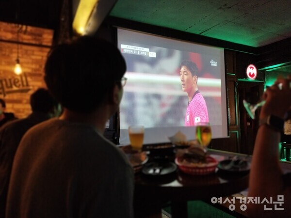 2일 시민들이 서울 마포구 홍대입구의 한 주점에서 대한민국 대 브라질 간의 친선경기를 시청하고 있다. /김현우 기자
