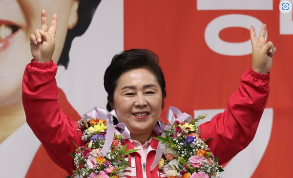 국민의힘 김영선 창원의창 국회의원 당선인이 1일 오후 경남 창원시 의창구 자신의 선거 사무실에서 당선 '확실' 소식에 인사하며 기뻐하고 있다. /연합뉴스