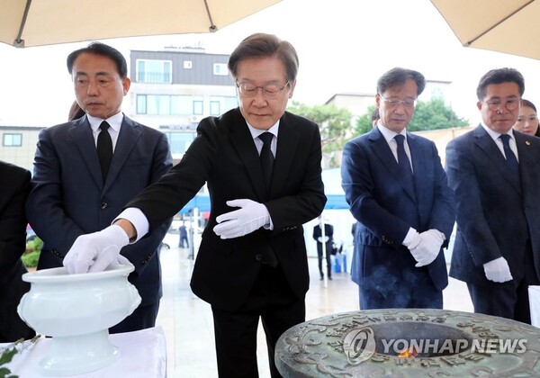 더불어민주당 이재명 상임고문(왼쪽 두 번째)이 현충일인 6일 오전 인천시 계양구 황어장터 3·1만세운동기념탑을 찾아 분향하고 있다. /연합뉴스