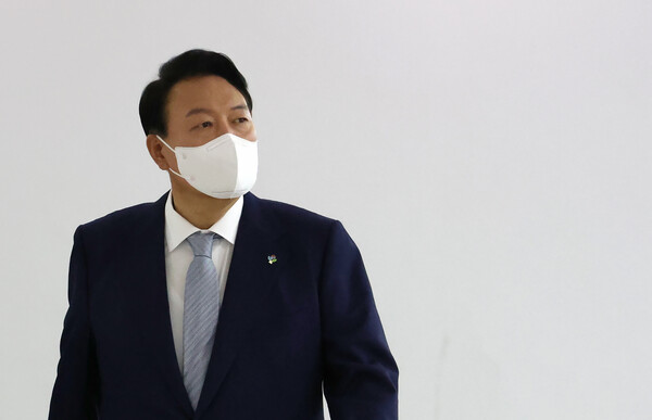 윤석열 대통령이 7일 오전 용산 대통령실 청사로 출근하고 있다. /연합뉴스